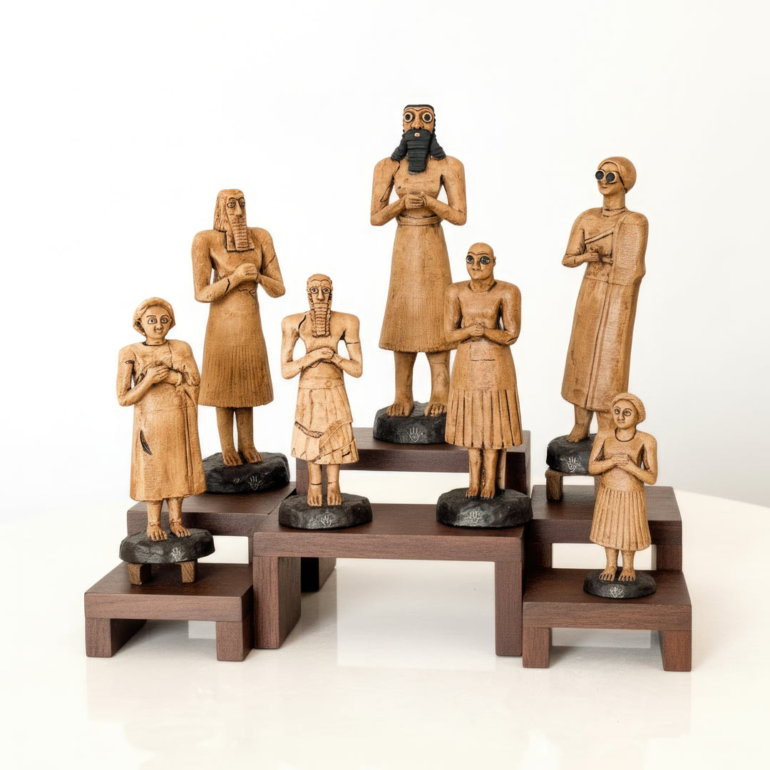“Sumerian Tell Asmar votive figurines arranged on a handcrafted wooden stand — representing sacred balance and ancient temple devotion. Handmade Mesopotamian sculptures with museum-quality detailing by ArkeoArt.”
TR: “El yapımı ahşap bir stant üzerinde düzenlenmiş Sümer Tell Asmar figürleri — kutsal dengeyi ve antik tapınak adanmışlığını temsil eder. ArkeoArt tarafından müze kalitesinde işlenmiş el yapımı Mezopotamya heykelleri.”