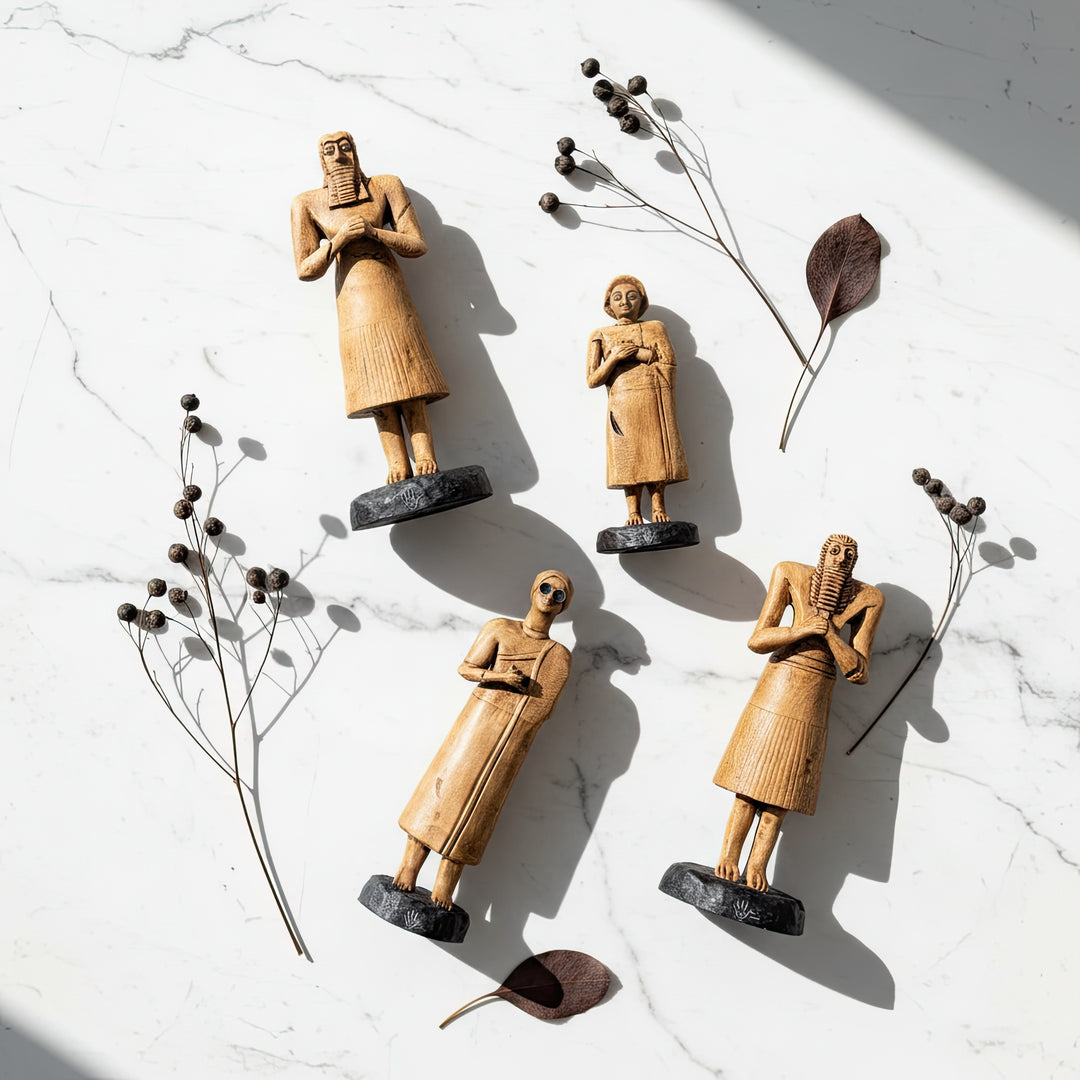 “Four handmade Sumerian votive figurines from the Tell Asmar collection photographed from a top angle on a beige linen surface beside dried flowers — a serene and natural boho composition symbolizing ancient devotion, harmony, and timeless Mesopotamian artistry. A handcrafted archaeological replica set by ArkeoArt blending spirituality with minimal elegance.”

TR:
“Bej keten yüzey üzerinde, kuru çiçekler eşliğinde yukarıdan açıyla fotoğraflanmış dört el yapımı Sümer votif figürü — antik adanmışlığı, uyumu v