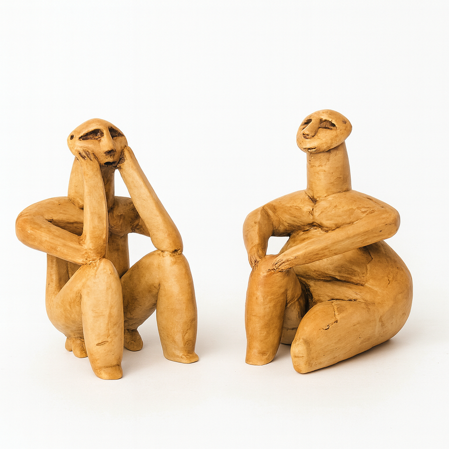ArkeoArt tasarımı Hamangia Düşünen Adam ve Oturan Kadın seti, orijinal toprak tonlarında el boyanmış 15 cm polyester heykeller. Neolitik dönemin sembolik figürlerinden ilham alınarak üretilmiştir. Her biri benzersiz yüzey dokusuna ve yaşlandırılmış antik görünüme sahiptir. Arkeoloji ve sanat tutkunları için müze kalitesinde dekoratif obje.