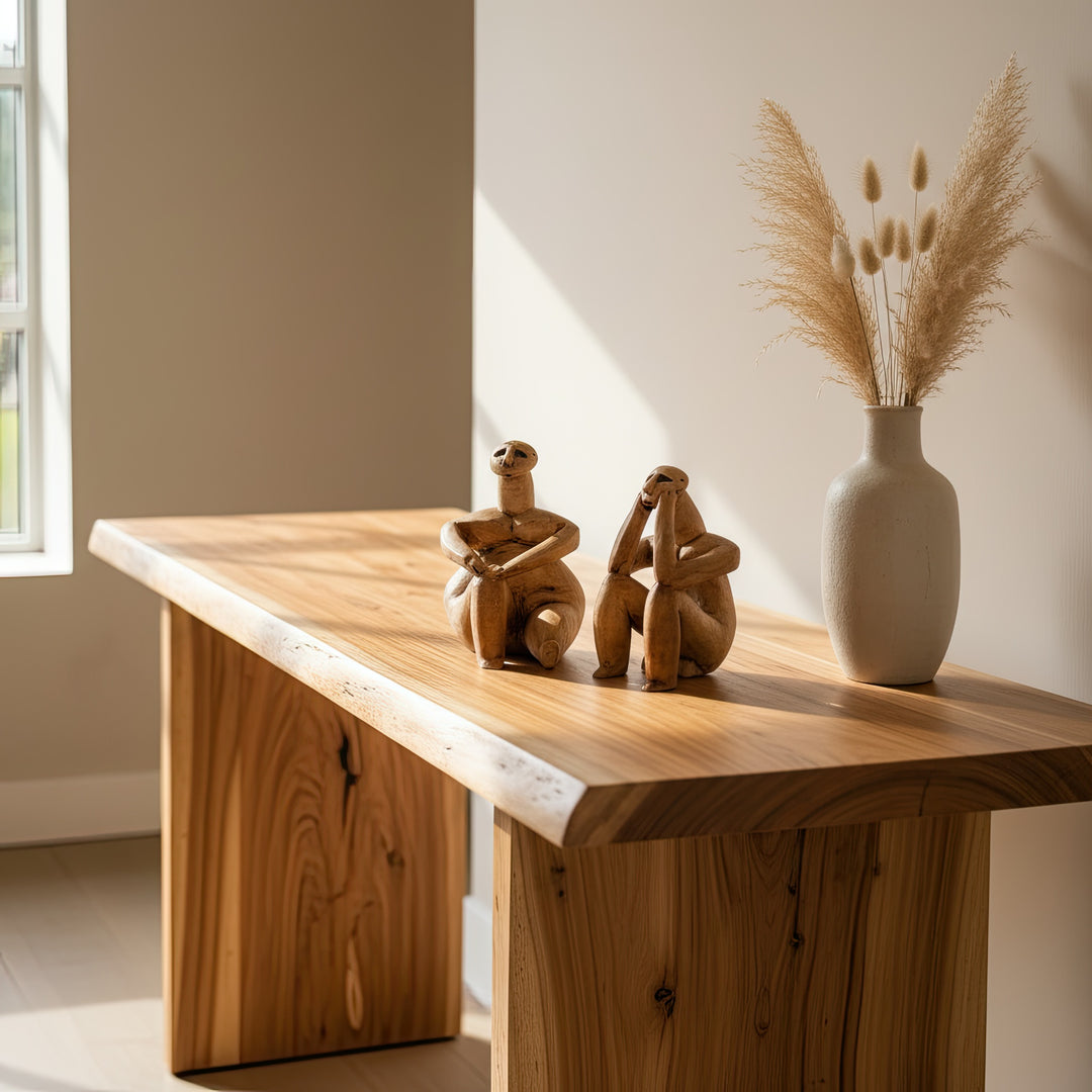 Boho tarzı bir ev ortamında sergilenen Hamangia Düşünen Adam ve Kadın figürleri – modern dekorasyon ve tarihsel derinliğin birleşimi. / Boho-style interior decor with Hamangia Thinker and Sitting Woman statues – timeless prehistoric art in modern living space, handmade by ArkeoArt.