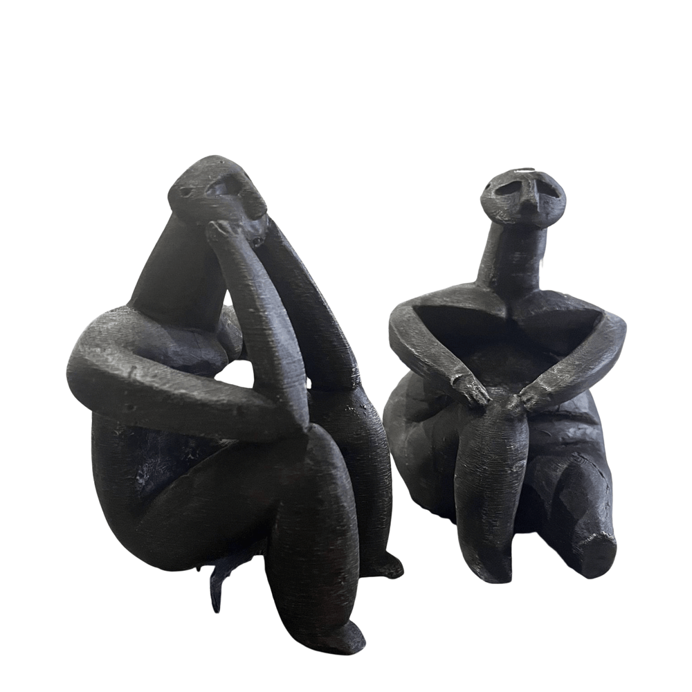 Siyah tonlarda yorumlanmış Hamangia Düşünen Adam ve Oturan Kadın figürleri — modern ve kontrastlı bir görünüm sunar. 15 cm el boyama polyester döküm heykeller, minimal ve çağdaş dekorlara güçlü bir antik vurgu ekler. ArkeoArt tarafından üretilmiş özgün replika set, koleksiyonlar ve estetik yaşam alanları için idealdir.