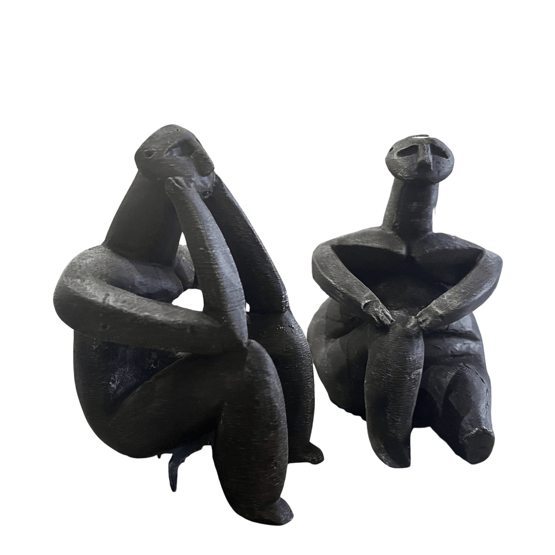Siyah tonlarda yorumlanmış Hamangia Düşünen Adam ve Oturan Kadın figürleri — modern ve kontrastlı bir görünüm sunar. 15 cm el boyama polyester döküm heykeller, minimal ve çağdaş dekorlara güçlü bir antik vurgu ekler. ArkeoArt tarafından üretilmiş özgün replika set, koleksiyonlar ve estetik yaşam alanları için idealdir.