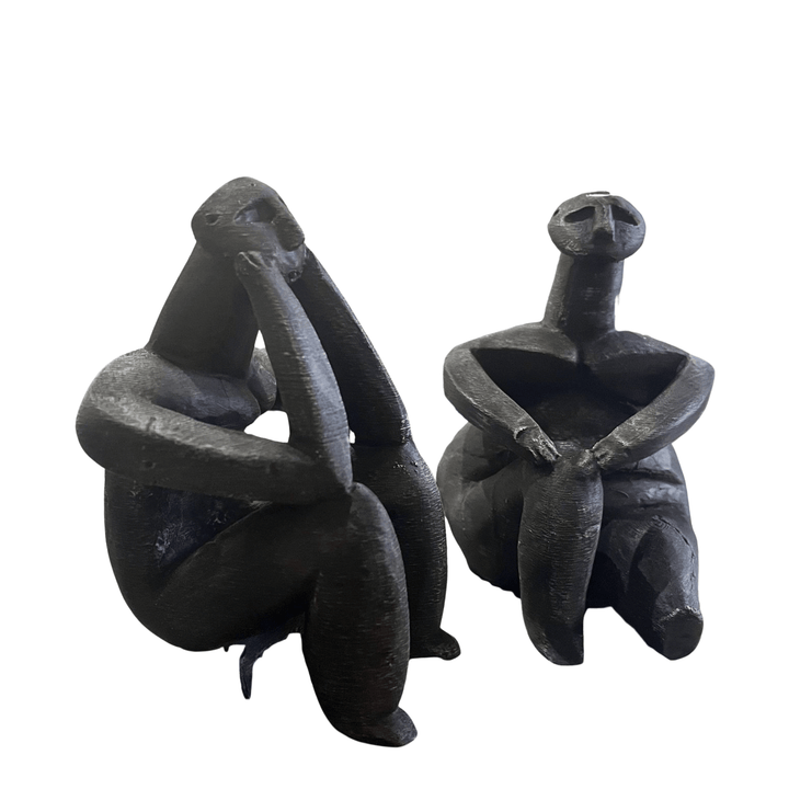 Siyah tonlarda yorumlanmış Hamangia Düşünen Adam ve Oturan Kadın figürleri — modern ve kontrastlı bir görünüm sunar. 15 cm el boyama polyester döküm heykeller, minimal ve çağdaş dekorlara güçlü bir antik vurgu ekler. ArkeoArt tarafından üretilmiş özgün replika set, koleksiyonlar ve estetik yaşam alanları için idealdir.