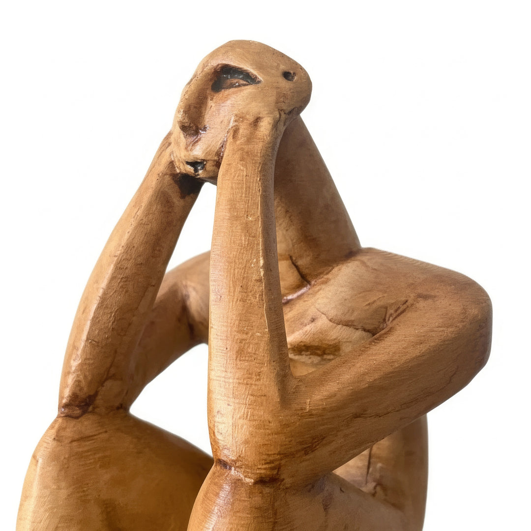 El işçiliği detaylarıyla Düşünen Adam figürünün yüz yakın plan görünümü – insanlık tarihinin ilk düşünce sembolü. / Close-up detail of the Hamangia Thinker’s face – handcrafted prehistoric symbol of human contemplation, ancient Neolithic art, ArkeoArt handmade replica.