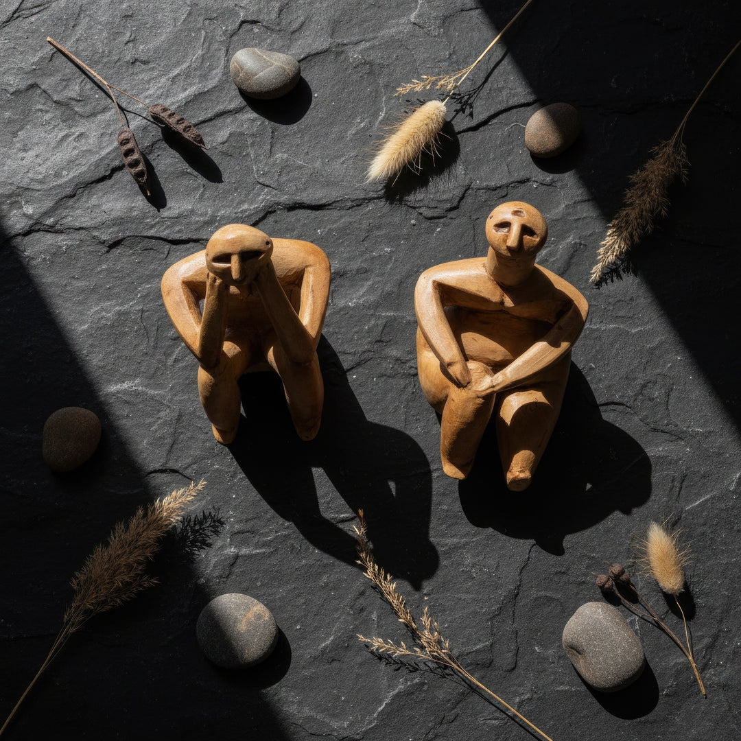 Koyu arka planda perspektif açıyla görüntülenmiş Hamangia figürleri – antik insanın içsel yolculuğunu simgeleyen sanatsal kompozisyon. / Artistic dark background composition of Hamangia Thinker and Sitting Woman – prehistoric meditation and duality of thought, ArkeoArt museum-quality sculpture.