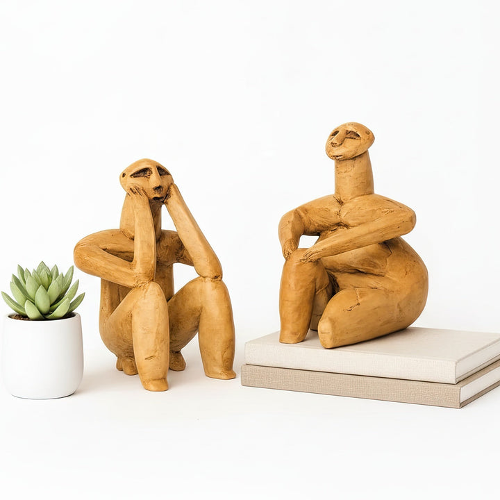 Güneş ışığı altında doğal tonlarda sergilenen Hamangia heykel seti – sade, minimalist ve ruhani dekor objesi. / Hamangia sculpture duo in natural daylight – minimalist boho decor piece symbolizing reflection and serenity, ArkeoArt Neolithic art replica.