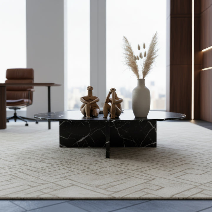 Kitap ve dekoratif objelerle birlikte sergilenen Düşünen Adam figür seti – akademik ve estetik bir atmosfer yaratır. / Hamangia figurines displayed beside books and ceramics – scholarly and aesthetic archaeological art arrangement, ArkeoArt handmade sculpture set.