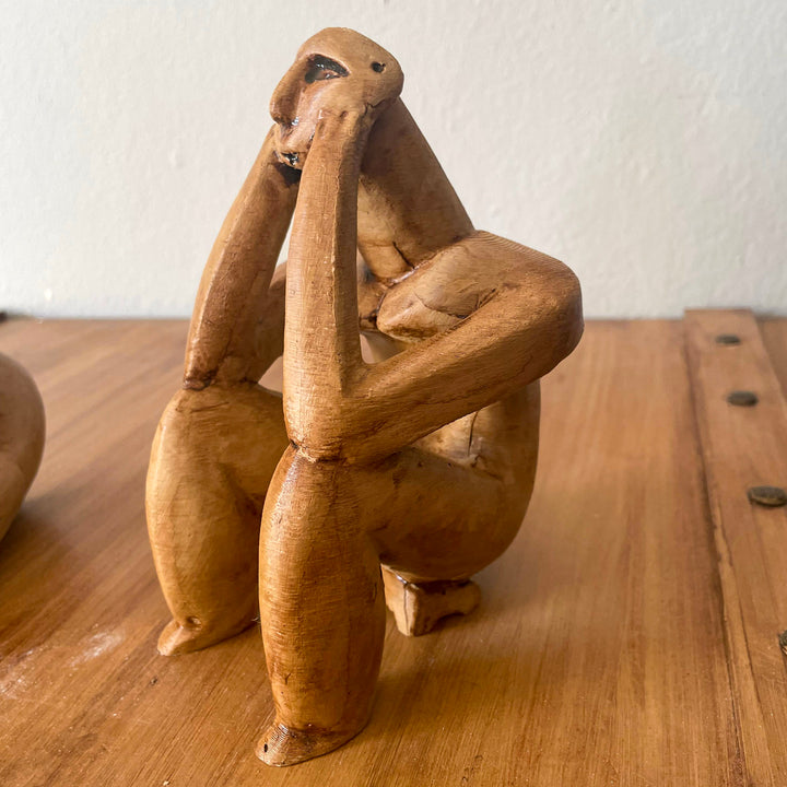 ArkeoArt’ın el işçiliğiyle üretilen Hamangia Düşünen Adam heykeli, Neolitik dönemin en güçlü düşünsel sembollerinden biridir. 15 cm boyundaki bu el boyama polyester replika, orijinal toprak tonlarında tasarlanmış olup taş benzeri dokuya sahiptir. Antik bilgelik, minimal tasarım ve ruhsal derinlik arayanlar için müze kalitesinde özel bir dekoratif figür.