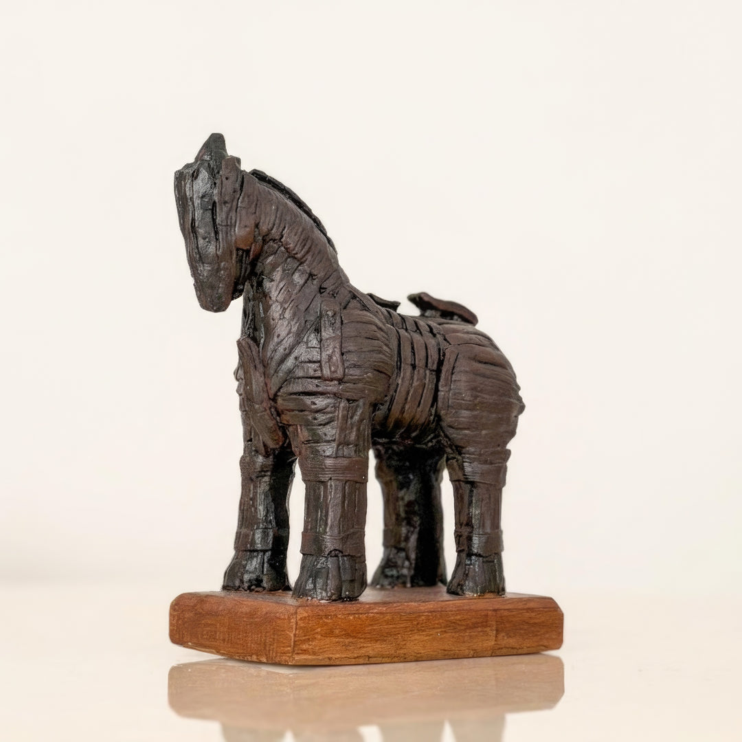 “Front view of the handmade Trojan Horse sculpture against a clean white background — detailed Anatolian war symbol replica representing ancient craftsmanship, mythology, and timeless art.”
TR:
“Beyaz arka plan önünde sergilenen el yapımı Truva Atı heykelinin ön görünümü — antik el işçiliğini, mitolojiyi ve zamansız sanatı yansıtan detaylı bir Anadolu savaş sembolü replikası.”