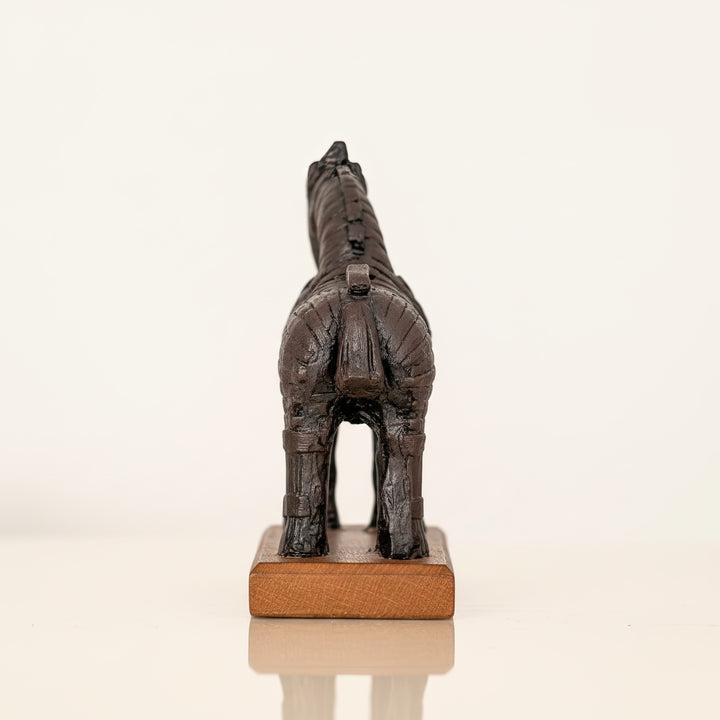 “Handcrafted Trojan Horse sculpture displayed against a textured antique backdrop — symbolizing ancient Greek and Anatolian mythology. The aged stone surface enhances its historical authenticity, perfect for collectors, archaeology enthusiasts, and classic home decor lovers.”
TR:
“Dokulu antik bir arka plan önünde sergilenen el yapımı Truva Atı heykeli — antik Yunan ve Anadolu mitolojisini simgeler. Eskitilmiş taş yüzey, tarihsel özgünlüğü vurgular; koleksiyonerler, arkeoloji meraklıları ve klasik ev dekoru