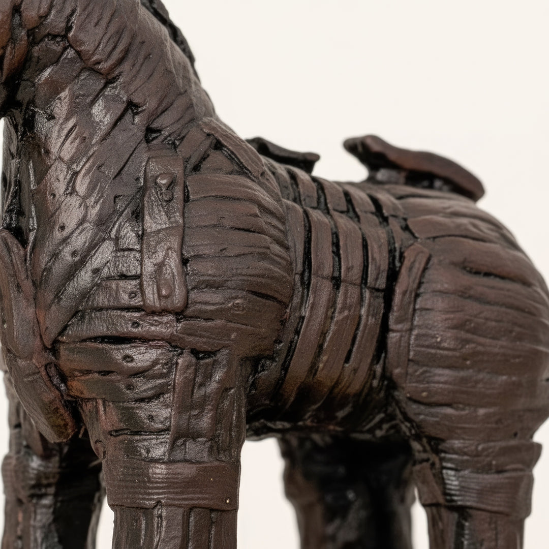“Macro close-up of the Trojan Horse sculpture revealing its hand-painted wooden texture, carved details, and aged patina. Each brushstroke showcases the artisan’s precision and craftsmanship inspired by ancient Greek and Anatolian legends — perfect for collectors who appreciate historical replicas and handmade art.”

TR:
“Truva Atı heykelinin el boyaması ahşap dokusunu, oyma detaylarını ve eskitilmiş patinasını ortaya çıkaran makro yakın plan çekim. Her fırça darbesi, antik Yunan ve Anadolu efsanelerinden e