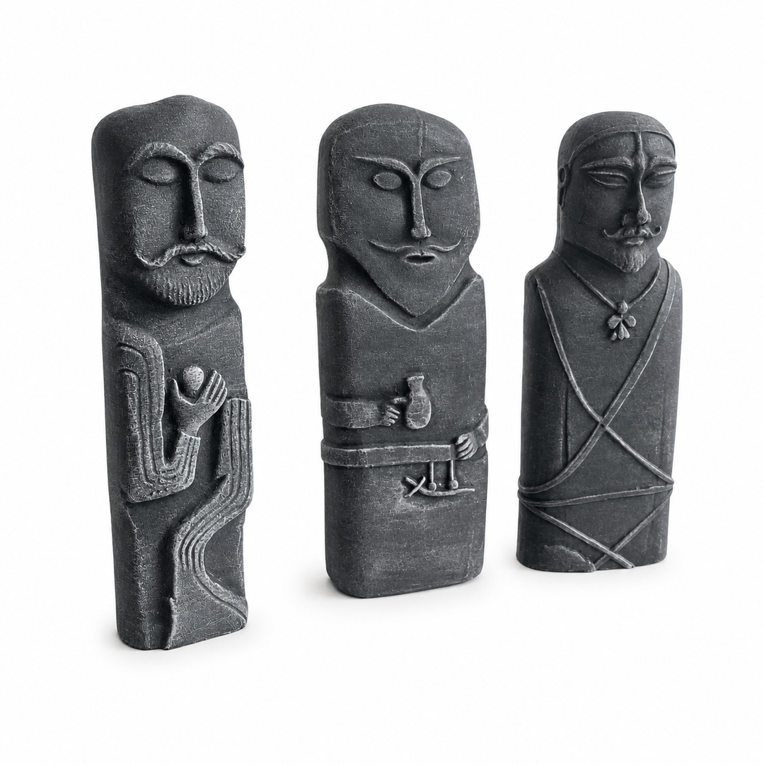 Göktürk balbal anıt figürlerinin beyaz arka planda çapraz açıdan görünümü. Türk savaşçı heykelleri, bozkır kültürü ve Orta Asya step sanatından ilham alan bu collectible sculpture seti; archaeology decor ve tarih temalı koleksiyonlar için güçlü atmosfer oluşturur by ArkeoArt