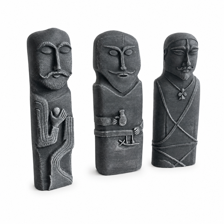 Göktürk balbal anıt figürlerinin beyaz arka planda çapraz açıdan görünümü. Türk savaşçı heykelleri, bozkır kültürü ve Orta Asya step sanatından ilham alan bu collectible sculpture seti; archaeology decor ve tarih temalı koleksiyonlar için güçlü atmosfer oluşturur by ArkeoArt