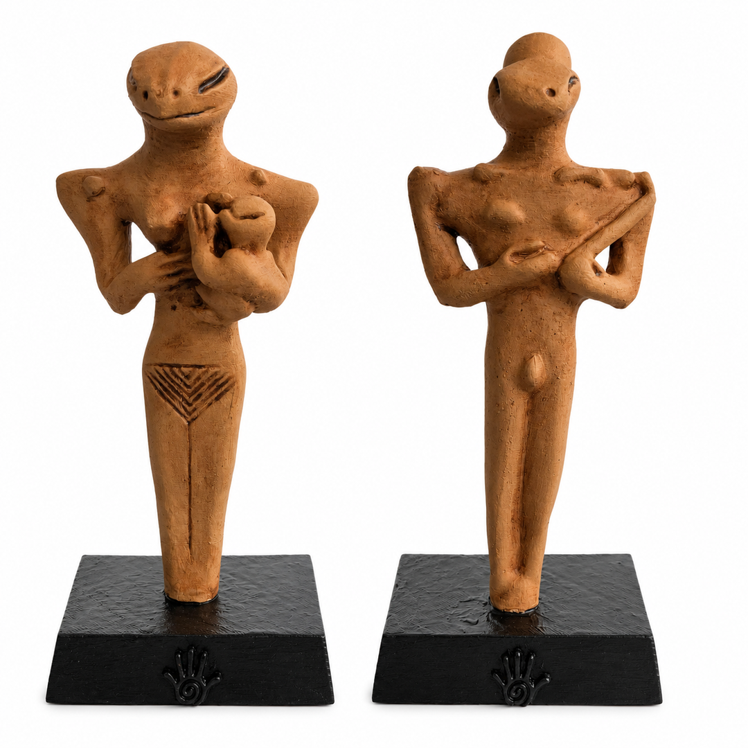 Ubaid Kertenkele Başlı Figürler Seti’nin beyaz arka planda karşıdan görünümü. Antik Mezopotamya ritüel kültürü ve prehistoric sanat estetiğinden ilham alan bu collectible sculpture seti; archaeology collection ve ancient mystery decor konseptleri için hazırlanmıştır by ArkeoArt