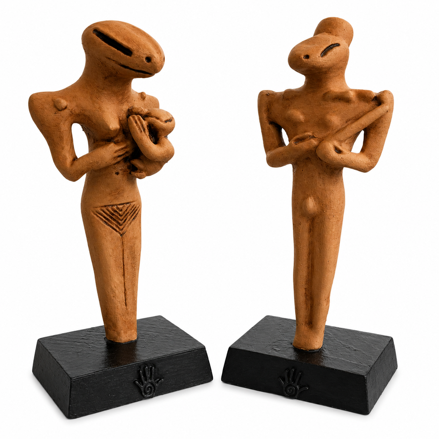 Ubaid Kertenkele Başlı Figürler Seti’nin beyaz arka planda çapraz açıdan görünümü. Antik Mezopotamya ritüel kültüründen ilham alan bu prehistoric ana tanrıça ve humanoid ritüel figürleri; archaeology decor, occult collection ve museum-style koleksiyon estetiği sunan özel sanat objeleridir by ArkeoArt