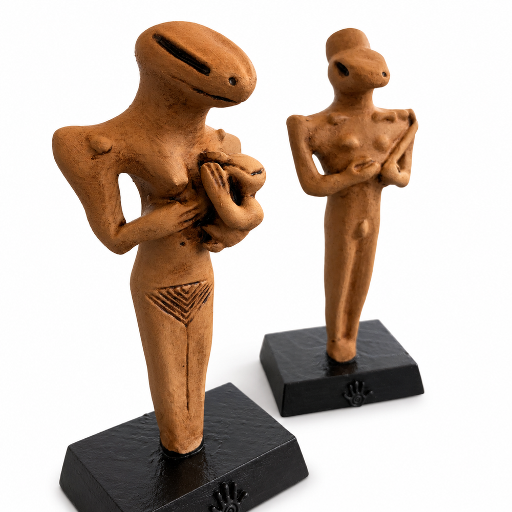 Ubaid Dönemi kertenkele başlı figürlerin detay görünümü. Reptilian yüz yapıları, büyük göz detayları ve aged stone yüzey dokusuyla dikkat çeken bu prehistoric Mezopotamya heykelleri; ancient mystery ve ritual artifact estetiğini yansıtır by ArkeoArt
