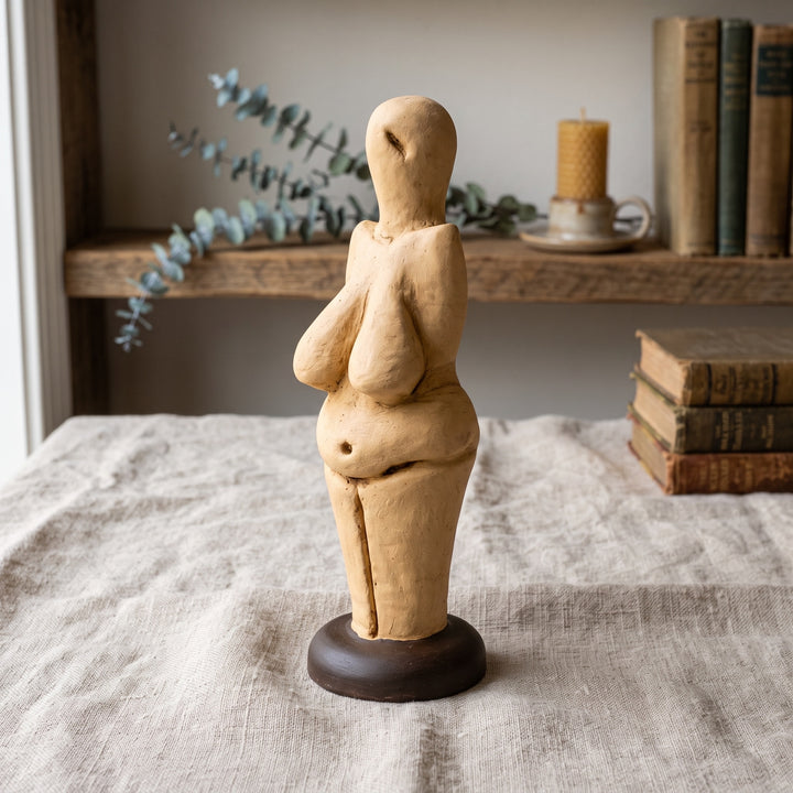 Bohem tarzda dekore edilmiş sıcak bir yaşam alanında sergilenen Venus of Lespugue Heykeli Replikası, doğal ahşap mobilyalar, keten dokular, seramik aksesuarlar ve yumuşak gün ışığıyla Üst Paleolitik dönemin büyüleyici sanat anlayışını modern dekorasyona taşır. Tarih öncesi Venüs figürleri arasında en önemli eserlerden biri kabul edilen bu bereket tanrıçası; arkeoloji, antropoloji ve prehistorik sanat tutkunları için ArkeoArt el işçiliğiyle hazırlanmıştır.