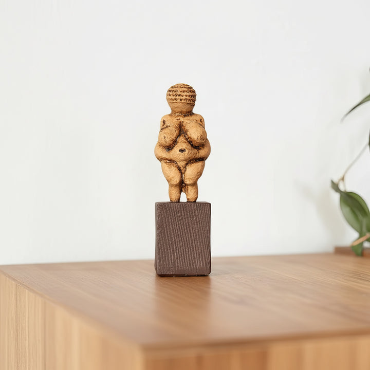 “Boho-style living room setup featuring the Venus of Willendorf statue surrounded by natural textures and warm earthy tones.”
TR:
“Doğal dokular ve sıcak toprak tonlarıyla çevrelenmiş boho tarzı oturma odasında Venüs of Willendorf heykeli sergileniyor.”