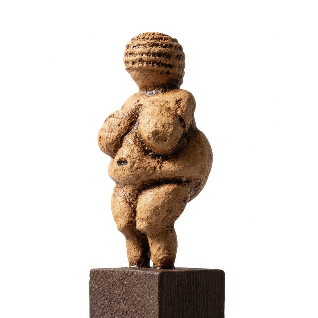 Willendorf Venüsü makro detay fotoğrafı beyaz arka plan üzerinde çekilmiş yakın plan görüntü. Paleolitik çağın en ünlü doğurganlık figürlerinden biri olan Venus of Willendorf heykelinin yüzey dokusu ve detaylı formu görülmektedir. ArkeoArt tarafından üretilen bu Paleolithic Venus replica, tarih öncesi sanatın ikonik sembollerinden birini temsil eden koleksiyonluk bir arkeolojik heykeldir.