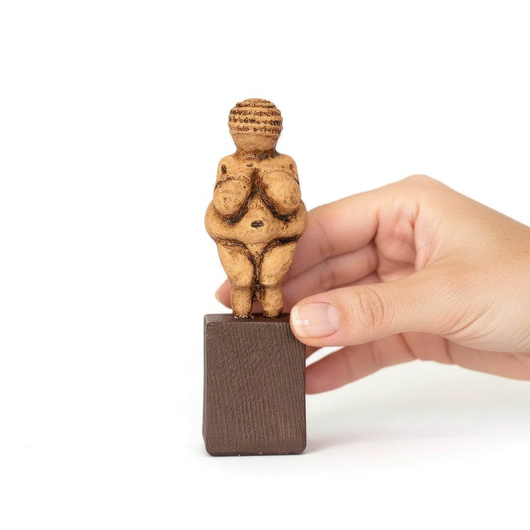 Willendorf Venüsü heykeli elde tutularak ölçek gösterilen fotoğraf. Venus of Willendorf replikası, Paleolitik doğurganlık tanrıçası figürünün detaylı yüzey dokusunu ve gerçek boyutlarını göstermektedir. ArkeoArt atölyesinde üretilen bu Paleolithic Venus sculpture, arkeoloji ve tarih koleksiyonları için tasarlanmış müze kalitesinde bir tarih öncesi sanat objesidir.
