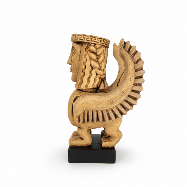 Yan açıdan görüntülenen Kanatlı Antik Yunan Sfenksi heykeli. İnsan başı, aslan gövdesi ve kanat detaylarıyla mitolojik koruyucu figür formunu yansıtır. Antik Yunan sanatı esinli, zamansız ve anlamlı dekoratif heykel.