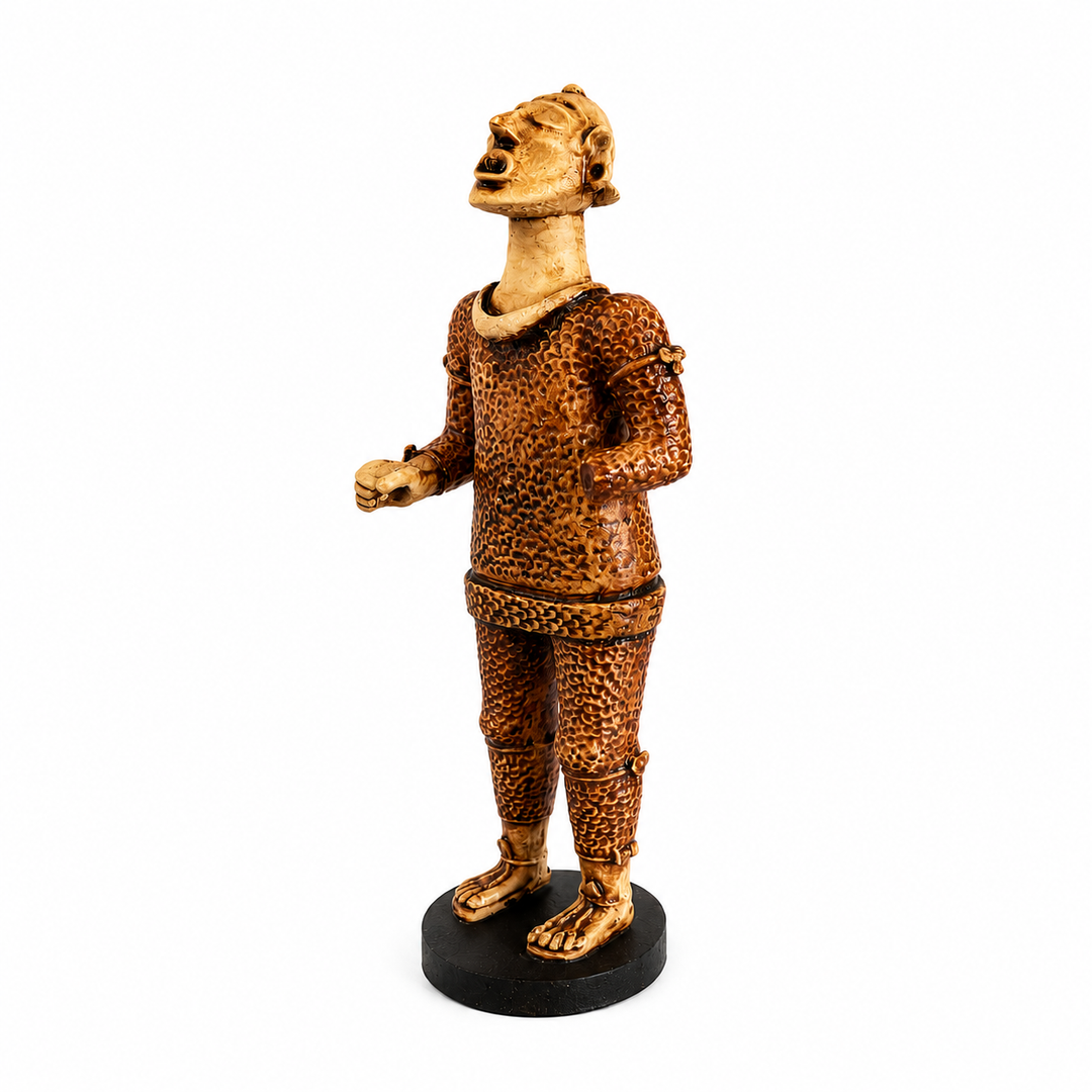 Xipe Totec Heykeli Replikası. ArkeoArt tarafından el yapımı üretilen, El Salvador'daki Tazumal Arkeolojik Alanı'nda bulunan ünlü eserden ilham alan Aztek yeniden doğuş tanrısı heykeli. Beyaz arka plan üzerinde çekilen bu müze replikası; arkeoloji koleksiyonları, tarih meraklıları ve Mesoamerika kültürüne ilgi duyan koleksiyonerler için hazırlanmıştır.