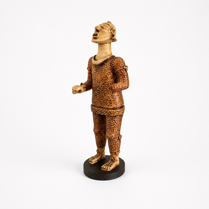Xipe Totec Heykeli Replikası'nın yan profil görünümü. ArkeoArt tarafından hazırlanan bu el yapımı tarihi eser; Aztek tanrısının karakteristik yüz ifadesini, uzun boyun formunu ve sembolik duruşunu detaylı biçimde göstermektedir. Beyaz arka plan sayesinde heykelin formu ve yüzey dokusu ön plana çıkarılmıştır.