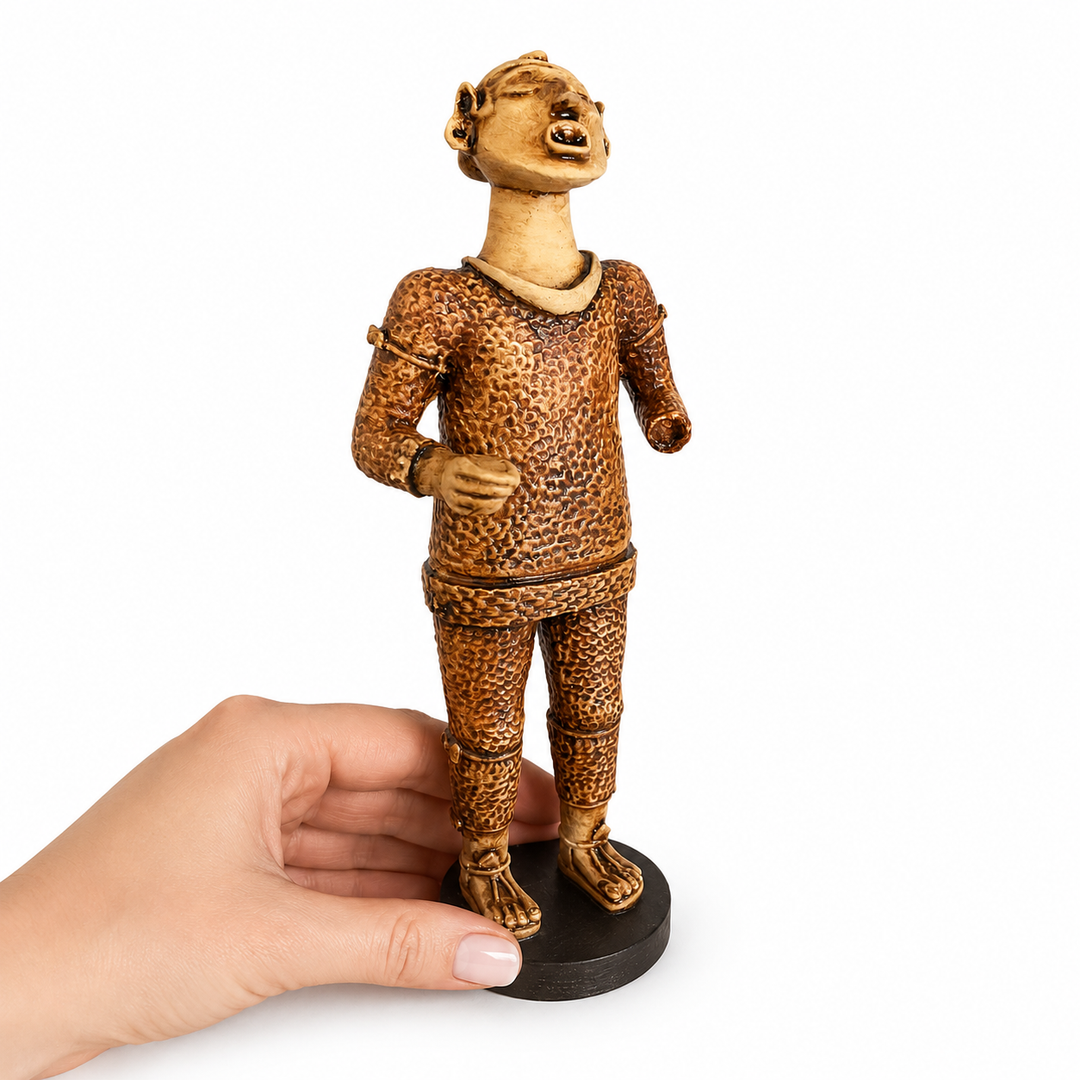 Xipe Totec Heykeli Replikası elde tutularak boyut karşılaştırması yapılan ürün fotoğrafı. ArkeoArt tarafından hazırlanan bu el yapımı Aztek heykeli, koleksiyon ve dekor kullanımına uygun ölçülerini gerçek ölçekle göstermektedir. Beyaz arka plan sayesinde ürün boyutu ve detayları kolayca değerlendirilebilir.