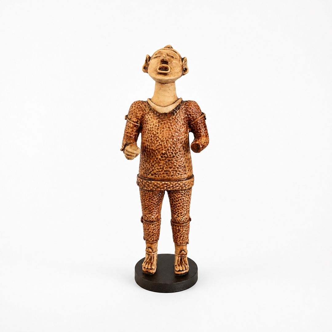 Xipe Totec Heykeli Replikası'nın tam görünümü. El Salvador'daki Tazumal Arkeolojik Alanı'nda bulunan tarihi eserden ilham alınarak ArkeoArt tarafından üretilen bu müze replikası; Aztek mitolojisi, Mesoamerika tarihi, arkeoloji ve antropoloji koleksiyonları için hazırlanmıştır. Beyaz arka plan ürünün tüm detaylarını ön plana çıkarır.