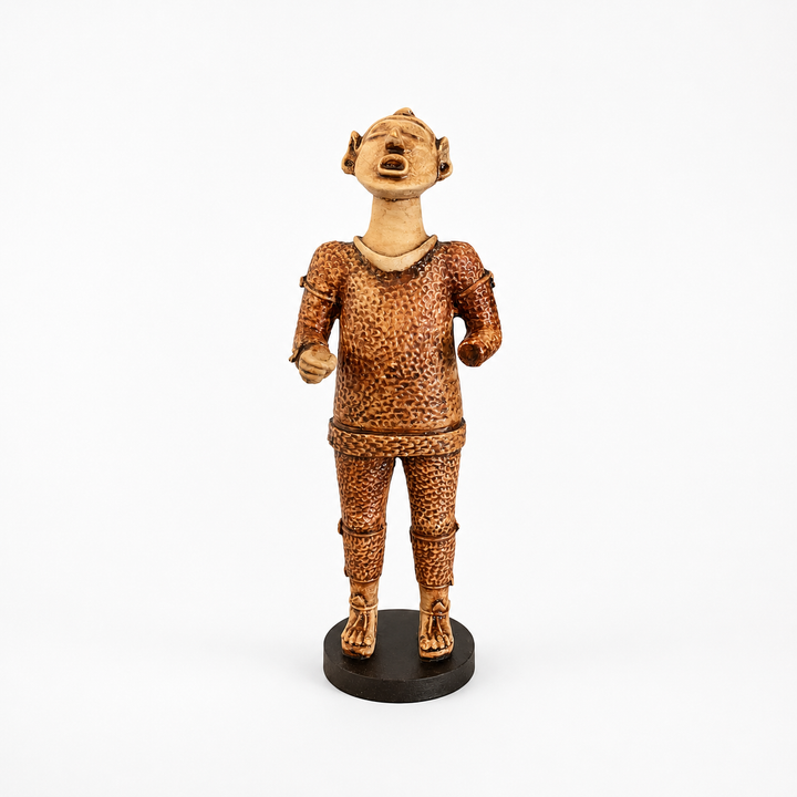 Xipe Totec Heykeli Replikası'nın tam görünümü. El Salvador'daki Tazumal Arkeolojik Alanı'nda bulunan tarihi eserden ilham alınarak ArkeoArt tarafından üretilen bu müze replikası; Aztek mitolojisi, Mesoamerika tarihi, arkeoloji ve antropoloji koleksiyonları için hazırlanmıştır. Beyaz arka plan ürünün tüm detaylarını ön plana çıkarır.
