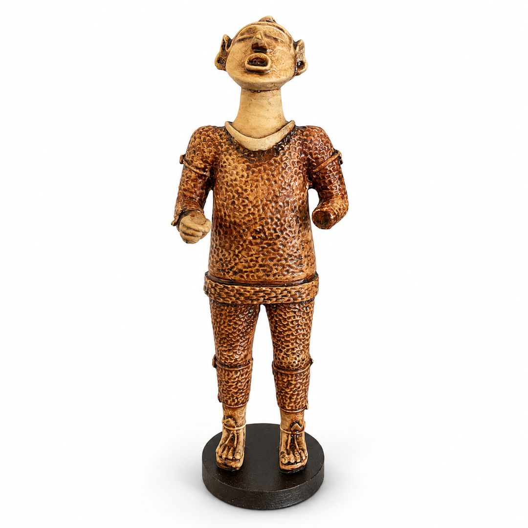 ArkeoArt imzalı Xipe Totec Heykeli Replikası. Aztek yeniden doğuş tanrısını temsil eden bu el yapımı müze replikası; tarih, arkeoloji ve mitoloji meraklıları için koleksiyon değeri taşıyan özel bir eserdir. Beyaz arka plan üzerinde çekilen yüksek çözünürlüklü ürün fotoğrafı, heykelin işçilik kalitesini ve tarihi karakterini ayrıntılı şekilde göstermektedir.