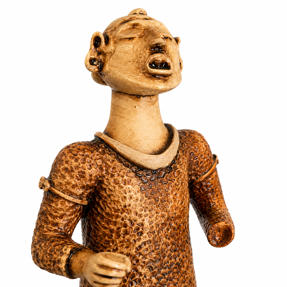 Xipe Totec Heykeli Replikası'nın ritüel kıyafet dokusunu gösteren yakın plan fotoğraf. El yapımı üretim sürecinde uygulanan yaşlandırma efekti, yüzey kabartıları ve el boyaması detayları beyaz arka plan üzerinde yüksek netlikle sunulmaktadır. Arkeoloji ve müze replikası koleksiyonları için özgün işçilik örneğidir.