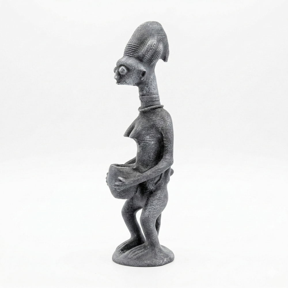 Yoruba mother and child heykeli taş ton yan açı, Afrika tribal sanatına ait sırtında çocuk taşıyan kadın figürü ve ritüel sunu kasesi ile kültürel ve spiritüel anlam taşıyan dekoratif obje by ArkeoArt