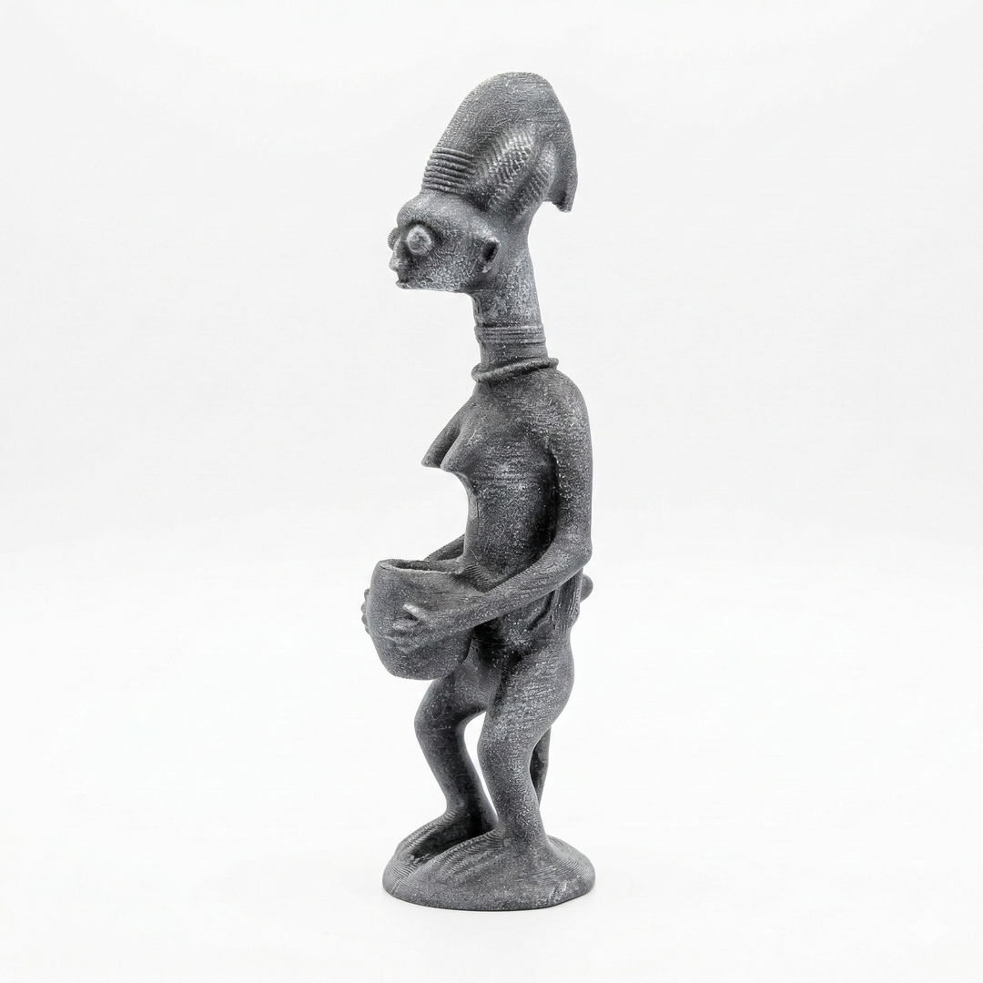 Yoruba mother and child heykeli taş ton yan açı, Afrika tribal sanatına ait sırtında çocuk taşıyan kadın figürü ve ritüel sunu kasesi ile kültürel ve spiritüel anlam taşıyan dekoratif obje by ArkeoArt
