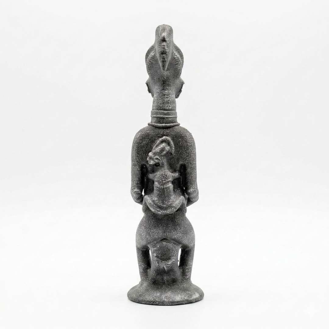 Yoruba anne ve çocuk figürü replikası taş ton arka görünüm, sırtında bebek taşıyan Afrika kadın heykeli ve ritüel sunu figürü formu ile Batı Afrika Nijerya kökenli etnografik sanat eseri, annelik ve doğurganlık sembolizmini yansıtan koleksiyonluk dekor by ArkeoArt