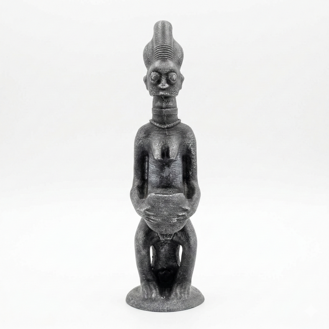 Yoruba anne ve çocuk figürü replikası taş ton ön görünüm, sırtında bebek taşıyan ve elinde sunu kasesi tutan Batı Afrika Nijerya kökenli ritüel heykel, annelik ve doğurganlık sembolü etnografik dekor by ArkeoArt