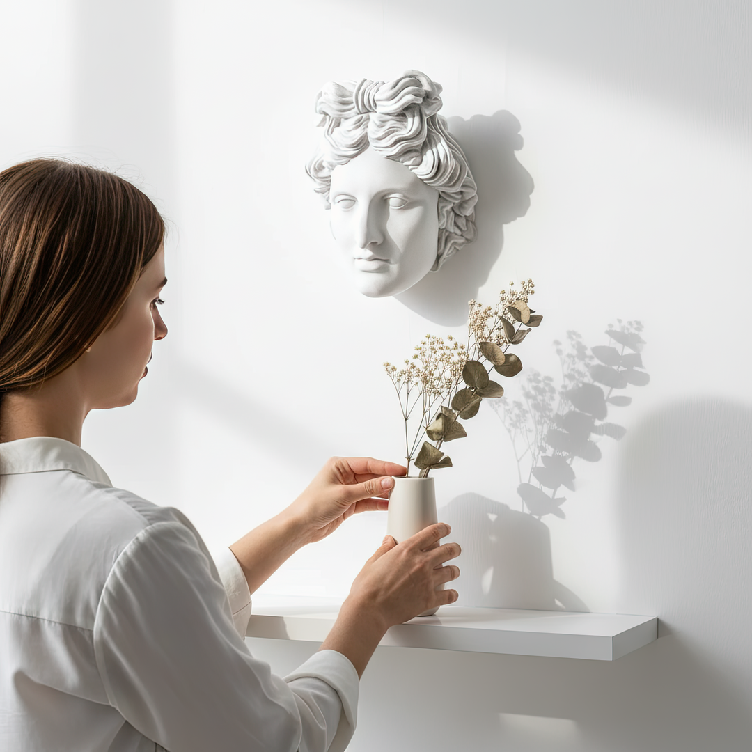 “Close-up of a hand gently holding the Apollo bust, showing its realistic size and handcrafted texture. Every detail reflects meticulous artistry inspired by ancient Greek craftsmanship.”
TR:
“Apollo büstünü nazikçe tutan elin yakın plan detayı — gerçekçi boyutu ve el işçiliği dokusunu gösteriyor. Her detay, antik Yunan zanaatkârlığından esinlenen özenli bir sanatı yansıtır.”
