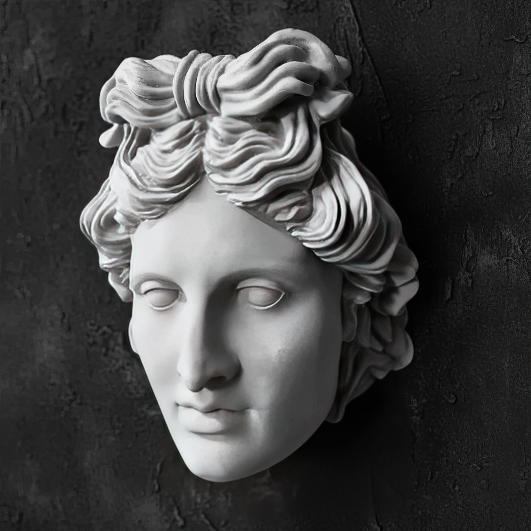 “Apollo bust photographed against a black background with dramatic lighting, emphasizing marble texture and mythological presence. A timeless statement for elegant home interiors.”
TR:
“Siyah arka plan ve dramatik ışık altında çekilmiş Apollo büstü — mermer dokusunu ve mitolojik varlığını vurguluyor. Zarif ev ortamları için zamansız bir ifade.”