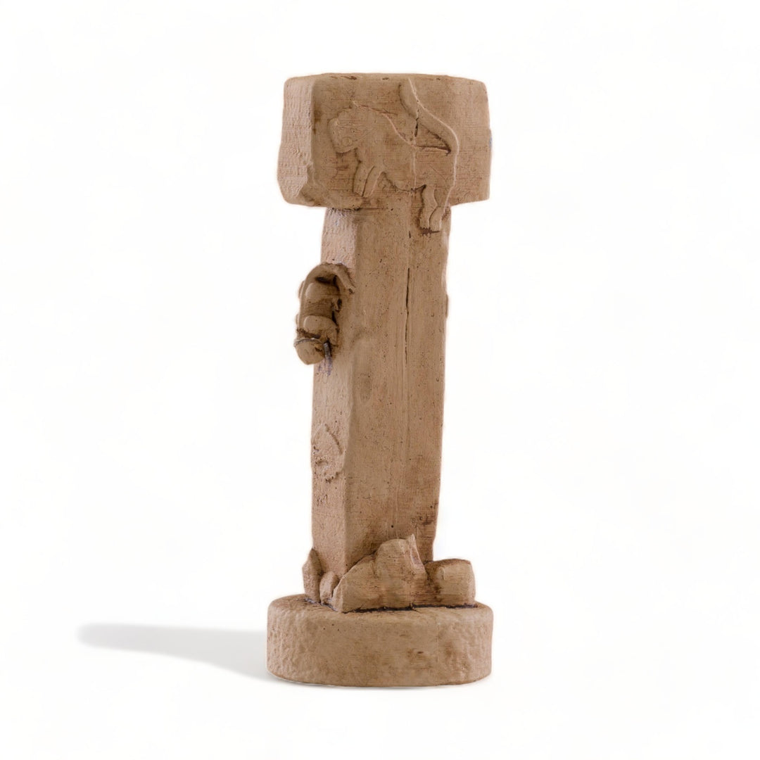 “Front view of the Göbekli Tepe Pillar Replica against a white background — focusing on the fine sculptural relief and matte stone finish.”
TR:
“Beyaz arka plan önünde Göbekli Tepe Sütunu replikasının ön cepheden görünümü; zarif kabartma detaylarına ve mat taş dokusuna odaklanıyor.”