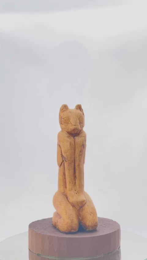 Kolomb öncesi Calusa kabilesinin ikonik tasarımını sergileyen Key Marco Cat'in özgün ve ayrıntılı replikası