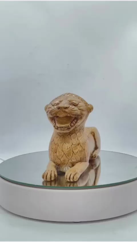 El yapımı Urartu Aslanı figürü, Anadolu'nun kadim Urartu Krallığı'nın koruyucu ve kutsal sembolü olan aslana detaylı işçilik ve yüksek kaliteli malzemelerle hayat veriyor.