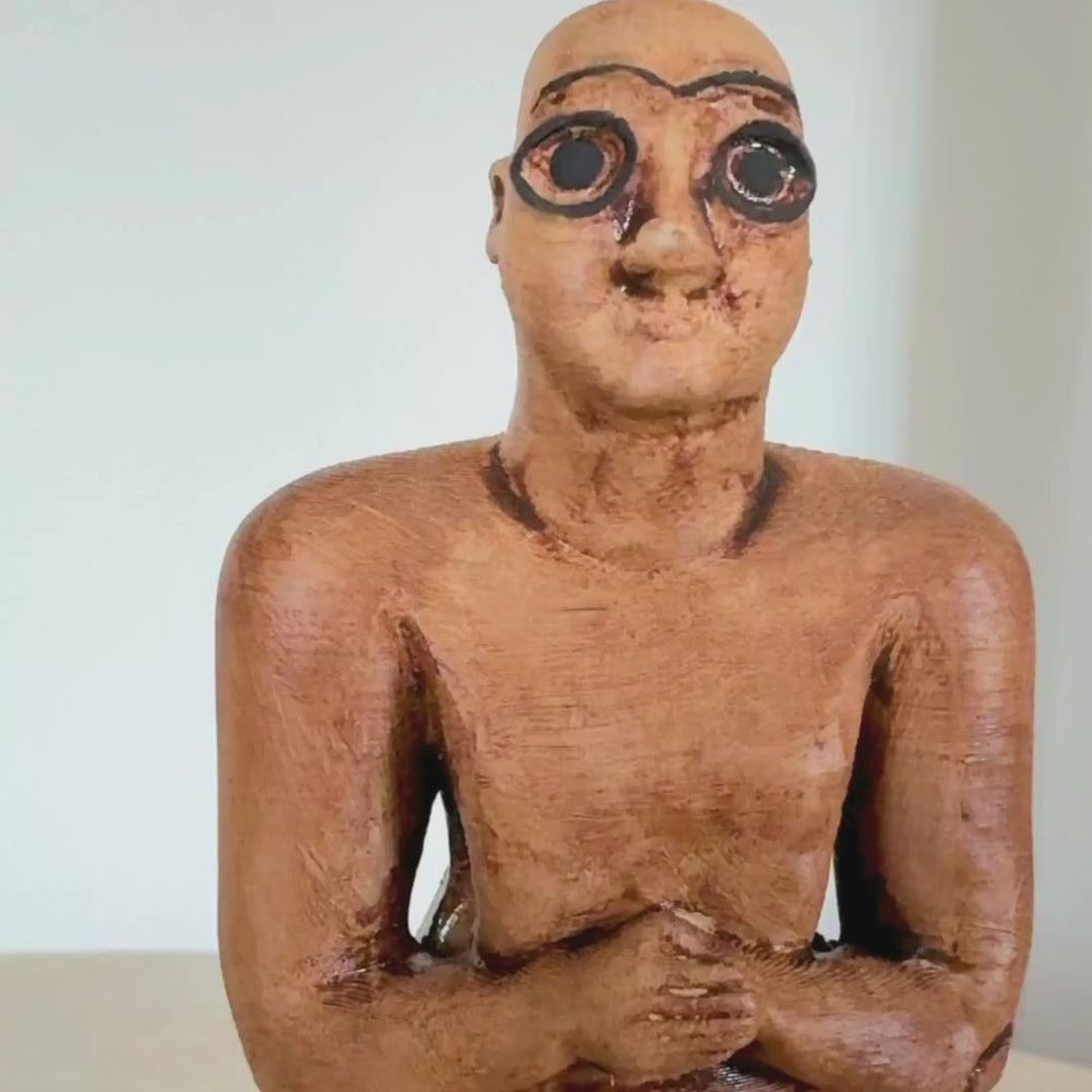 Bu 23 cm’lik Tell Asmar ibadet figürü, videoda her açıdan detaylı biçimde sunuluyor. Kel başı, sade yüz ifadesi ve dua pozisyonundaki elleriyle figür; Mezopotamya sanatında sadelik ve ruhaniyetin birleştiği nadir bir örneği temsil ediyor. Arkeolojik dokuya sahip yüzeyi ve müze kalitesindeki işçiliğiyle hem tarih hem de içsel sessizlik taşıyor. by ArkeoArt