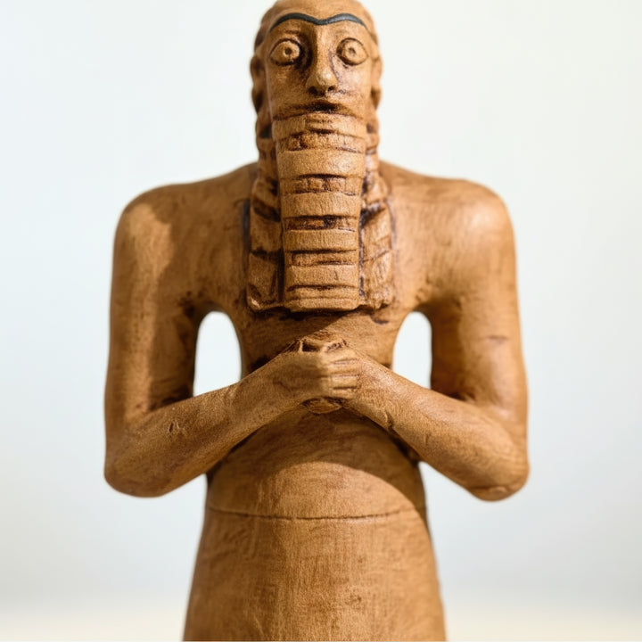 Transa Geçmiş Sümer Erkek Figürü (22 cm) | Tell Asmar Replikası | El Yapımı Ruhani Heykel – Mezopotamya İbadet Temsili