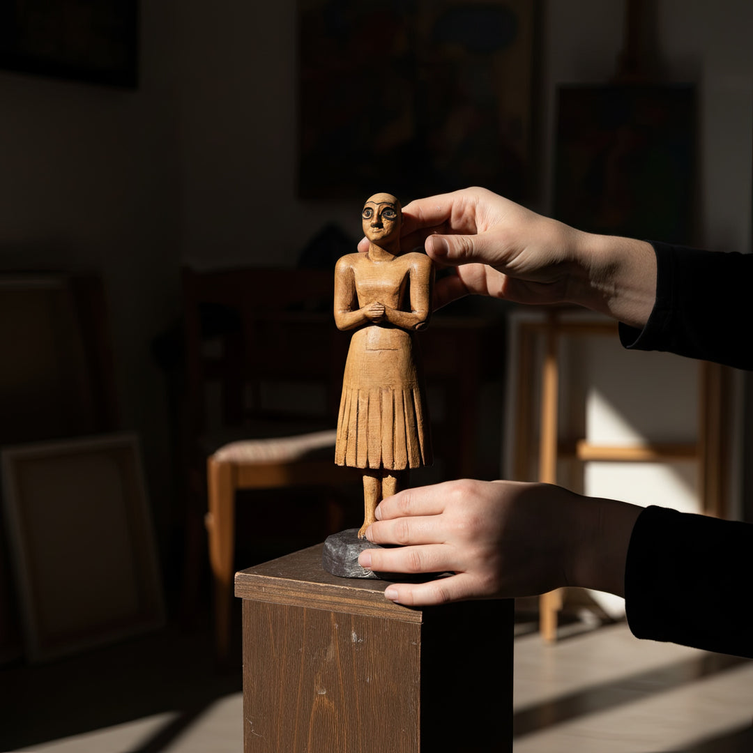 “A hand gently holding the bald Sumerian figurine to show scale and craftsmanship — handmade Tell Asmar votive statue symbolizing eternal worship and ancient Mesopotamian artistry.”
TR: “Boyutu göstermek için elde tutulan kel Sümer figürü — sonsuz ibadeti ve antik Mezopotamya sanatını simgeleyen el yapımı Tell Asmar votif heykeli.”