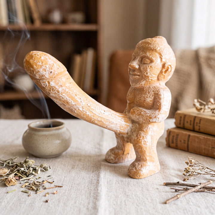 ArkeoArt Priapos Bereket Tanrısı Heykeli (Bej), doğal ahşap mobilyalar, keten dokular, seramik aksesuarlar ve sıcak toprak tonlarıyla hazırlanmış bohem tarzı bir yaşam alanında sergileniyor. Antik Roma mitolojisinin bolluk, bereket ve doğurganlığı simgeleyen tanrısı Priapos'tan ilham alan bu el yapımı müze replikası; Roma tarihi, arkeoloji, mitoloji ve klasik sanat koleksiyonları için anlamlı bir dekoratif eserdir.2